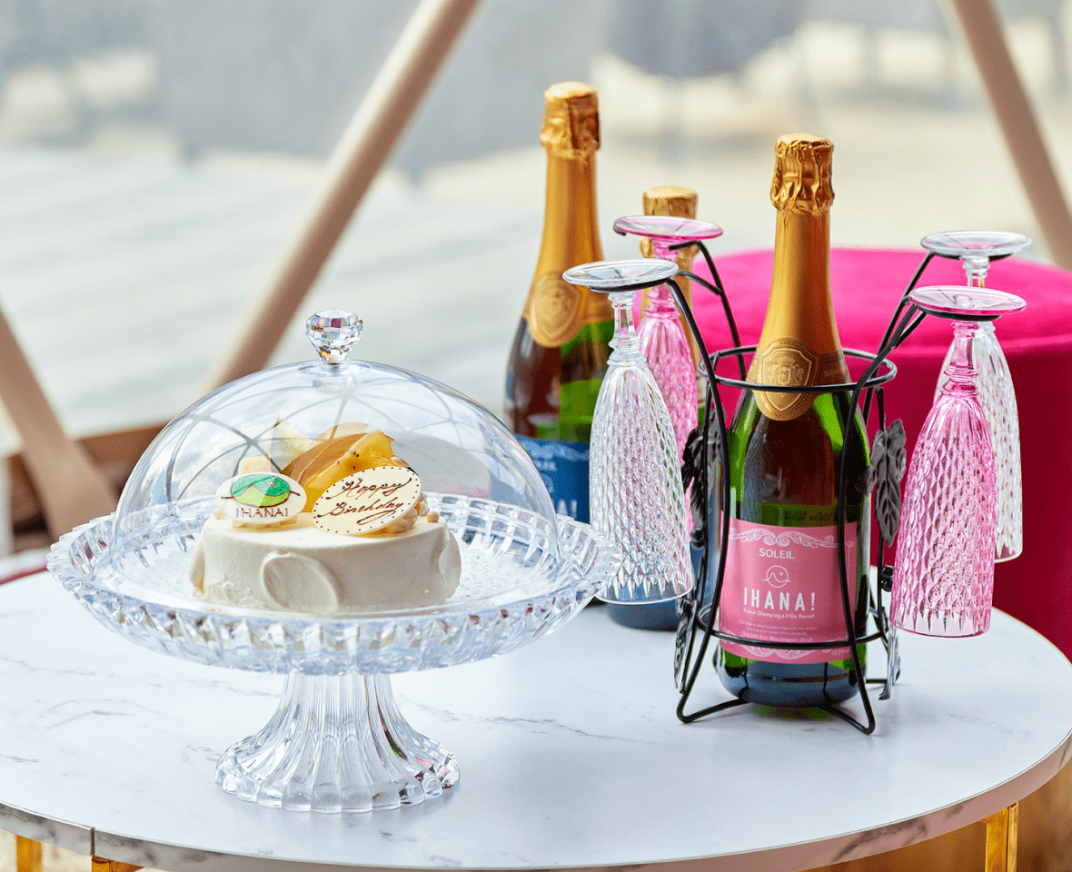 画像：スパークリングワインとアニバーサリーケーキ