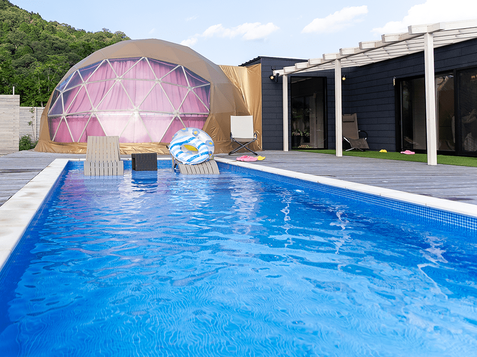 画像：プライベートプールで水遊び