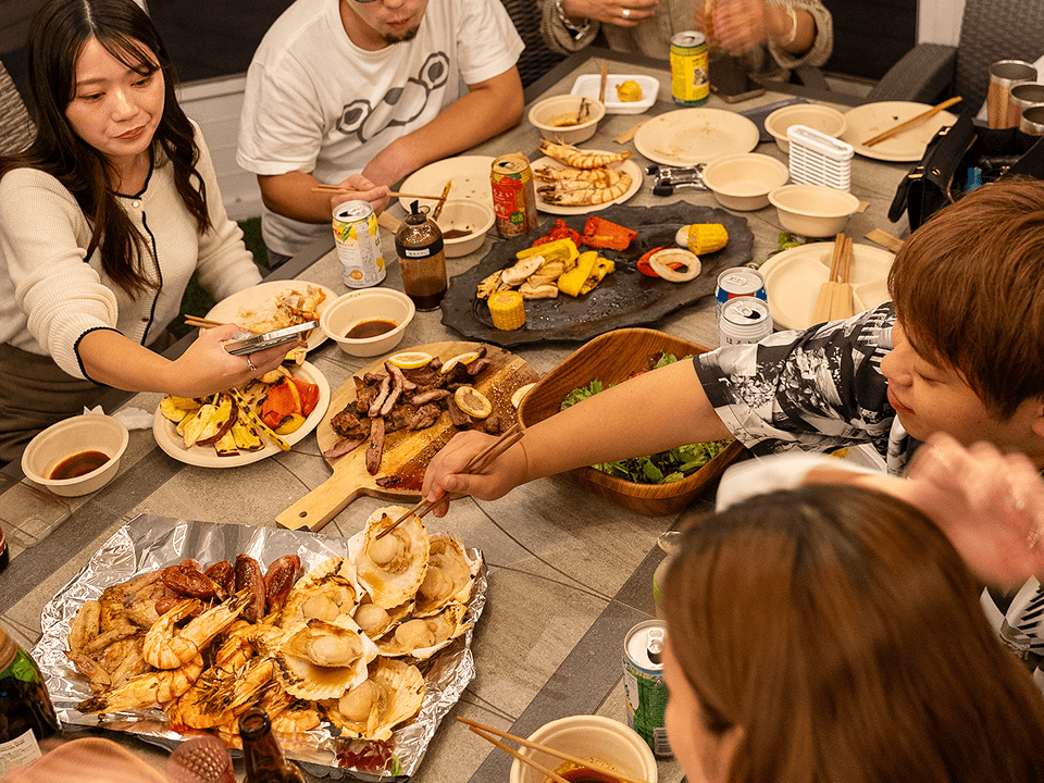 画像：星空の下でBBQディナー