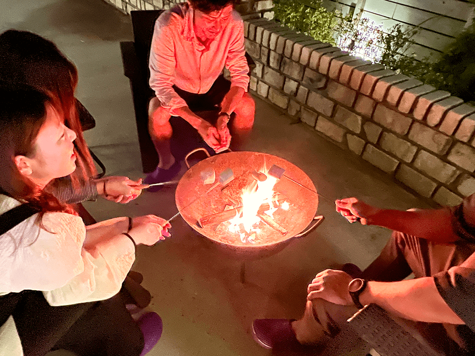 画像：焚き火とともに過ごす夜